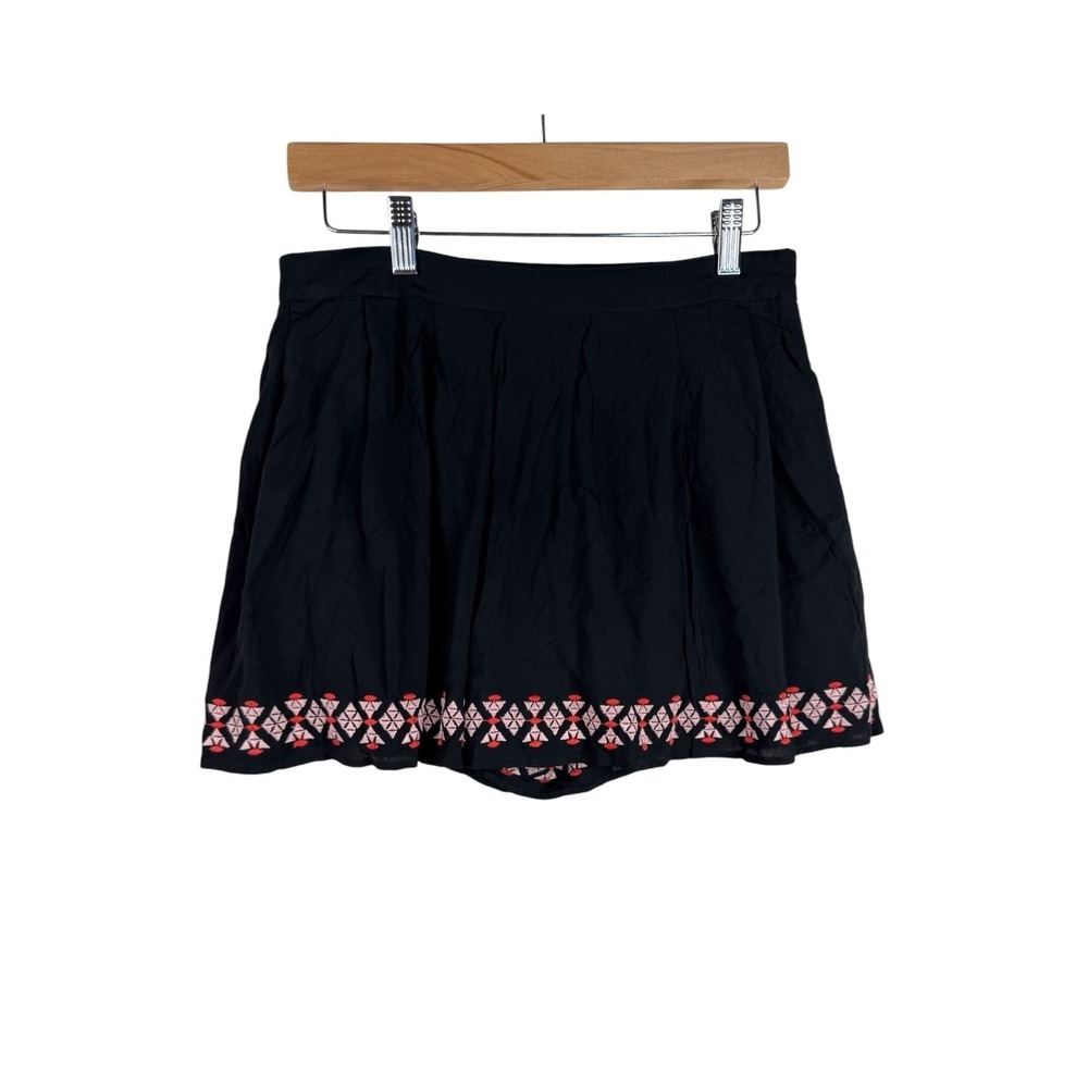 New Promesa Boho Embroidered Hem Shorts size Large‎ Black/Red